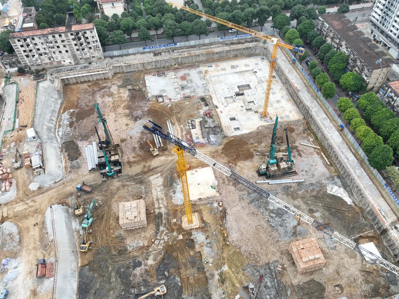 “绿巨人”显神威！Z6官网智能引孔式静力压桩机助建“绿城”南宁民生项目