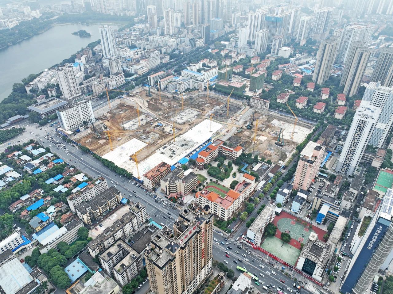 “绿巨人”显神威！Z6官网智能引孔式静力压桩机助建“绿城”南宁民生项目