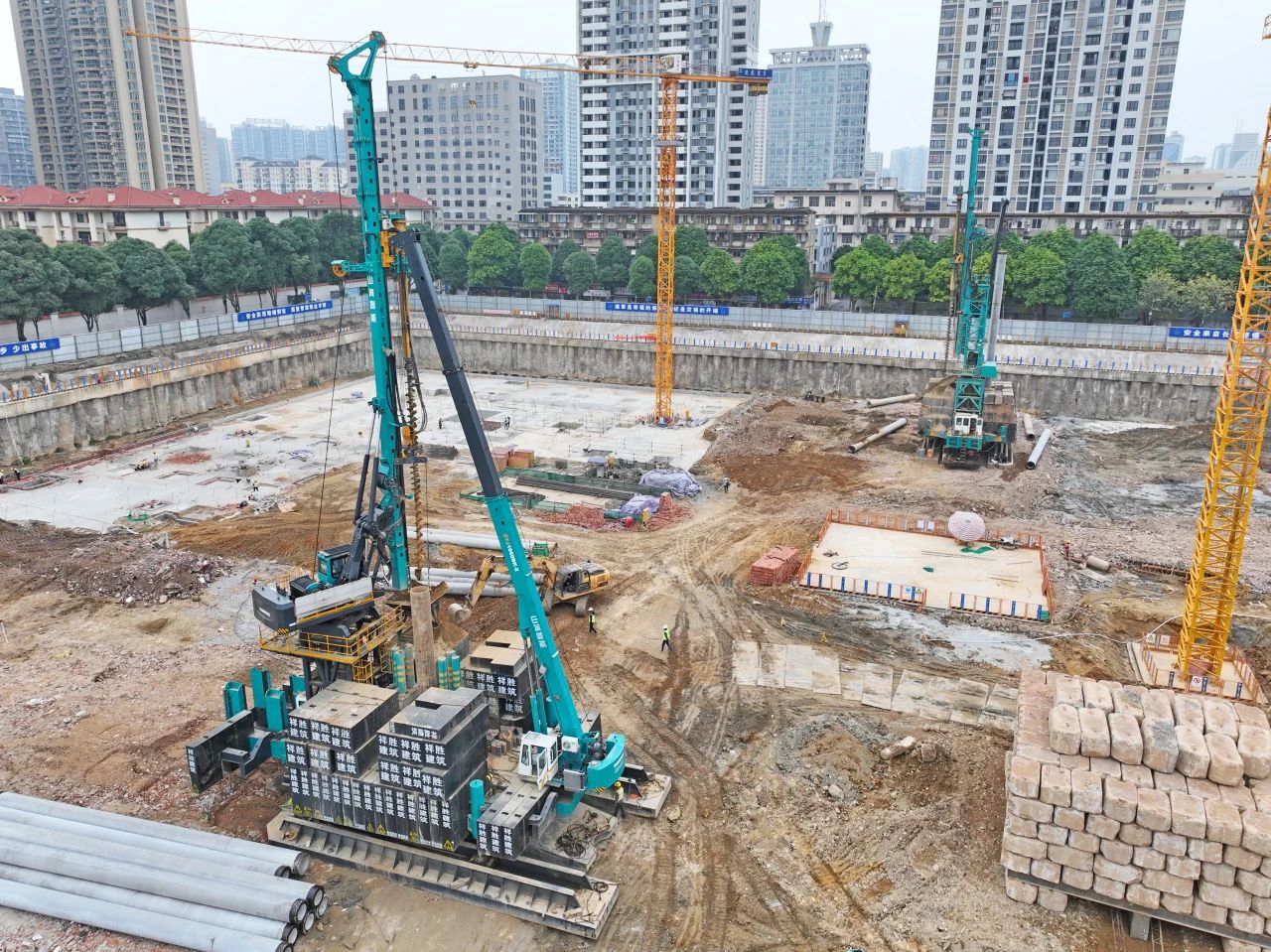 “绿巨人”显神威！Z6官网智能引孔式静力压桩机助建“绿城”南宁民生项目