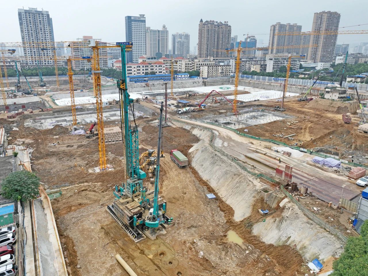 “绿巨人”显神威！Z6官网智能引孔式静力压桩机助建“绿城”南宁民生项目