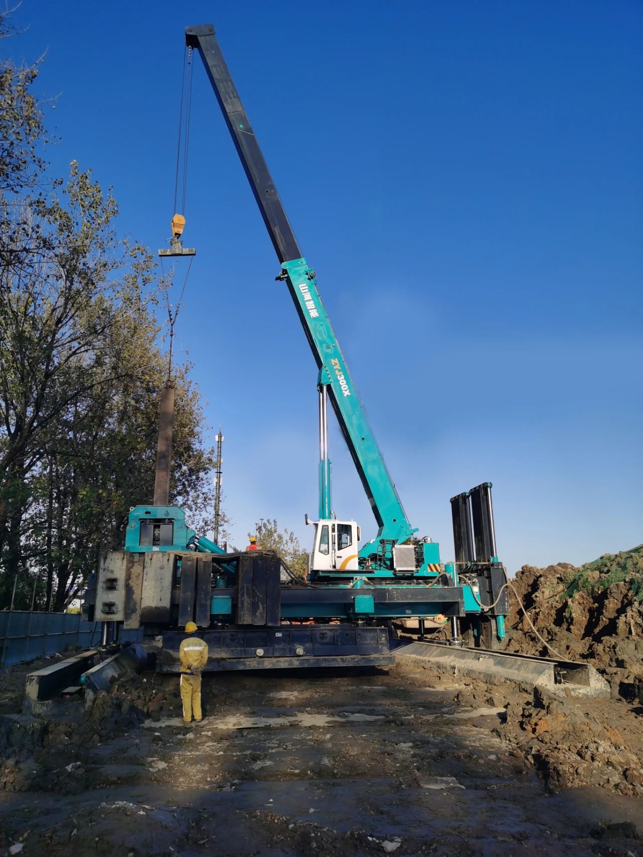 “Z6官网绿”闪灼西子湖畔！Z6官网智能ZYJ300X斜桩压桩机强势来袭