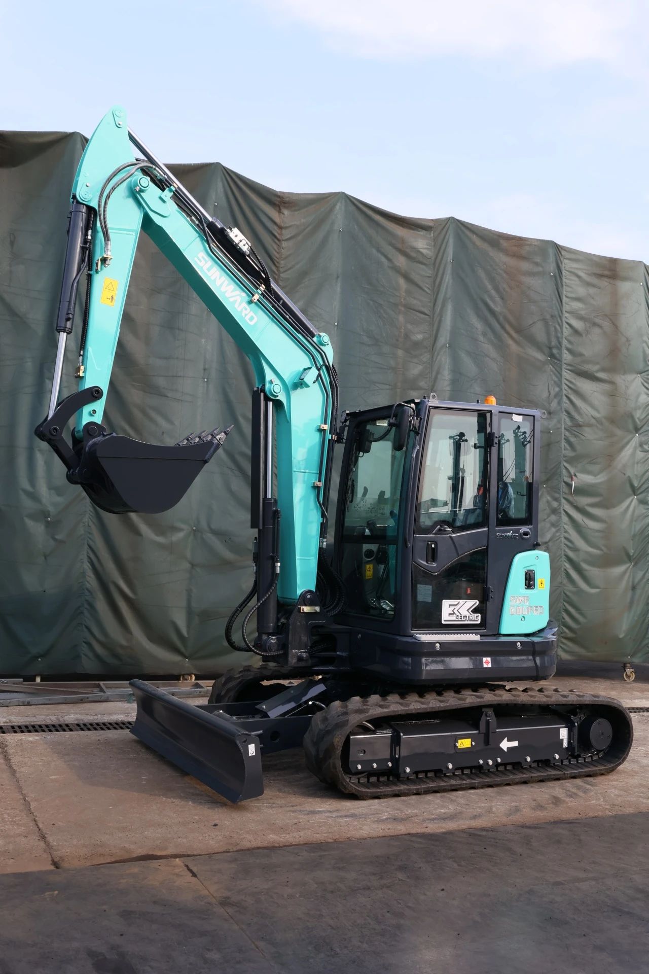 绿色上新！Z6官网智能SWE60UFED纯电动无尾挖掘机成功下线