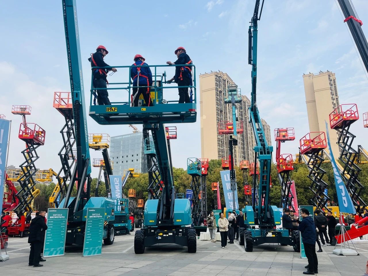 “爆品”来袭，签单不休！ Z6官网智能盛装亮相第八届全国高空作业平台租赁大会