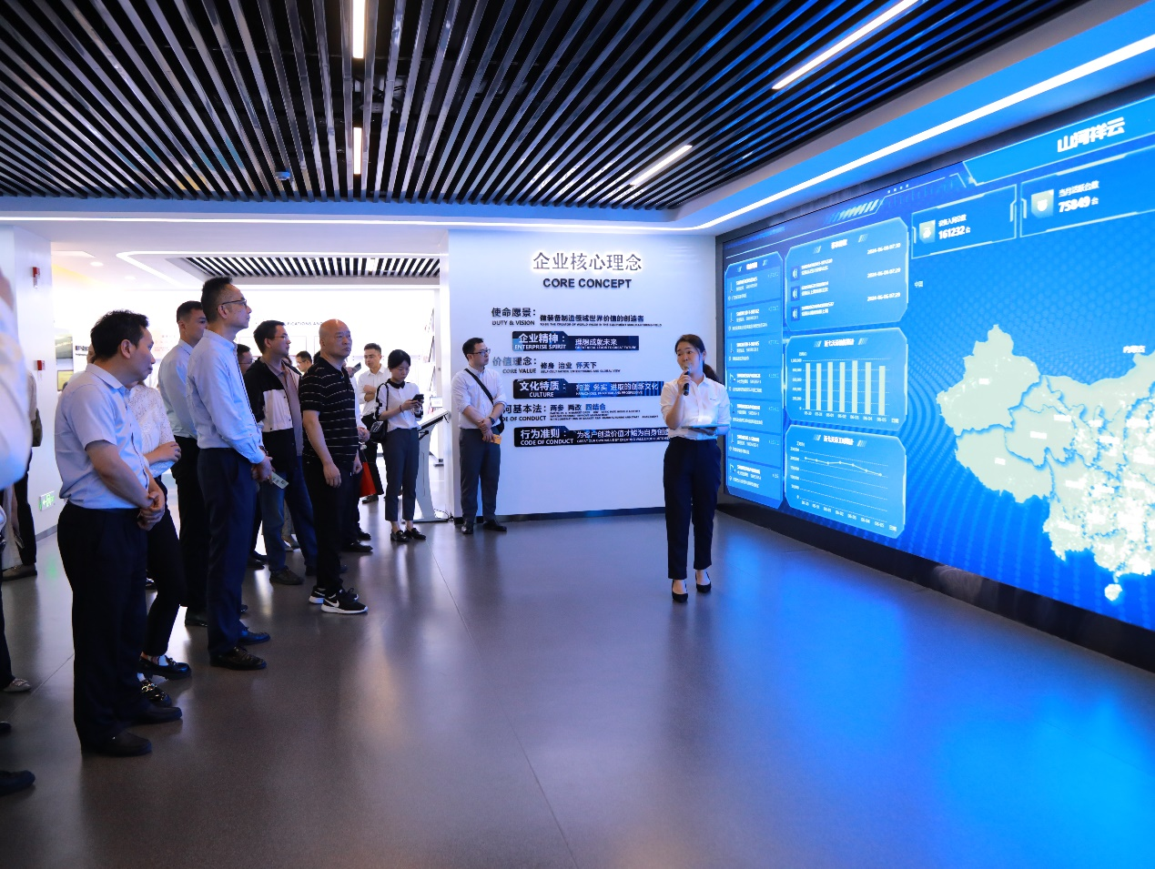 湘潭市工信局带队光临Z6官网智能发展智能造作现场观摩互换活动