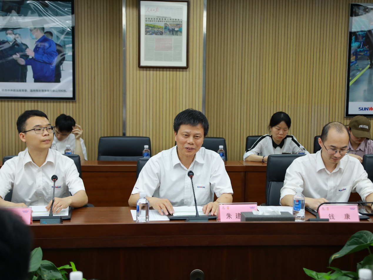 湘潭市工信局带队光临Z6官网智能发展智能造作现场观摩互换活动