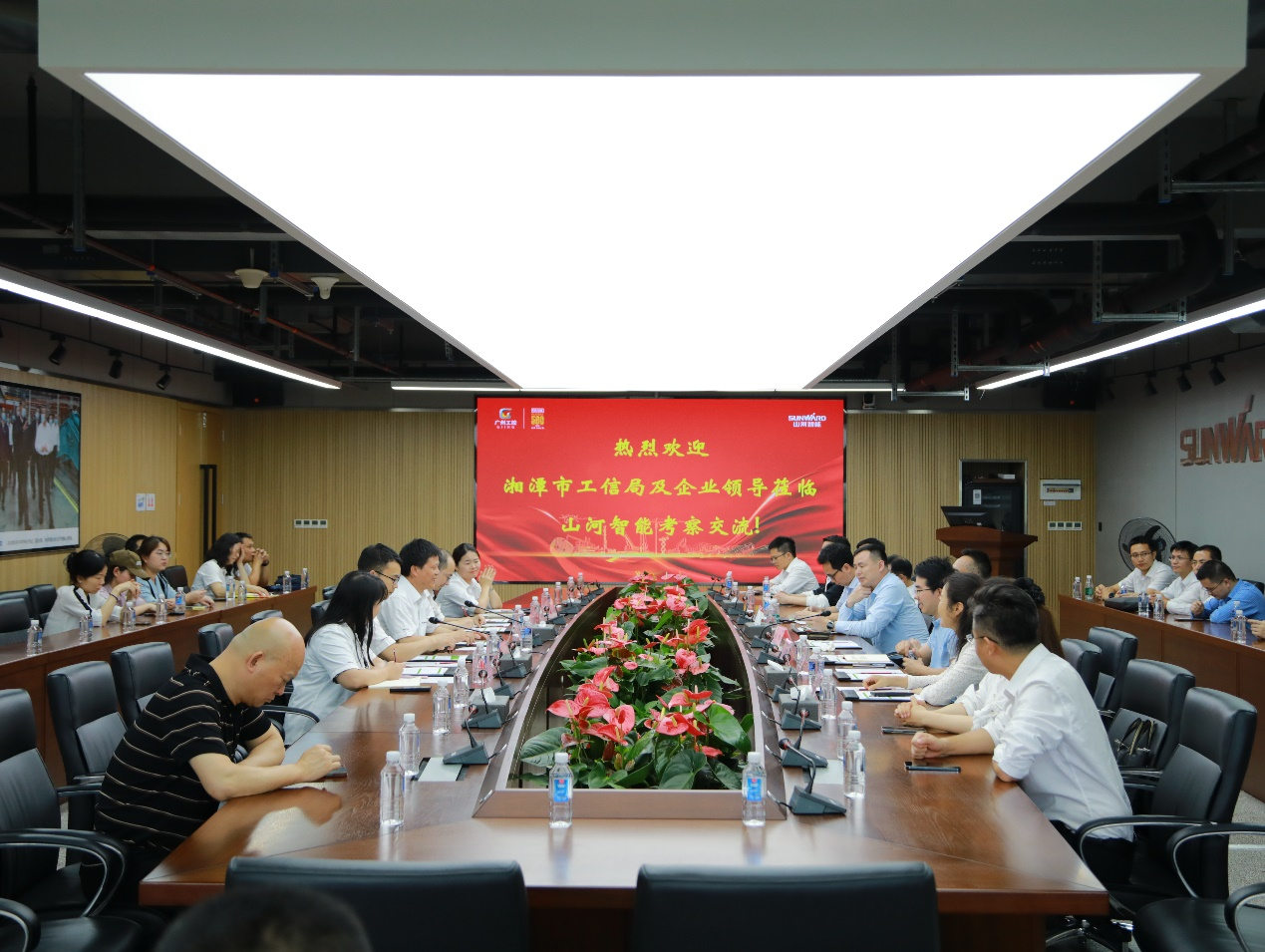 湘潭市工信局带队光临Z6官网智能发展智能造作现场观摩互换活动