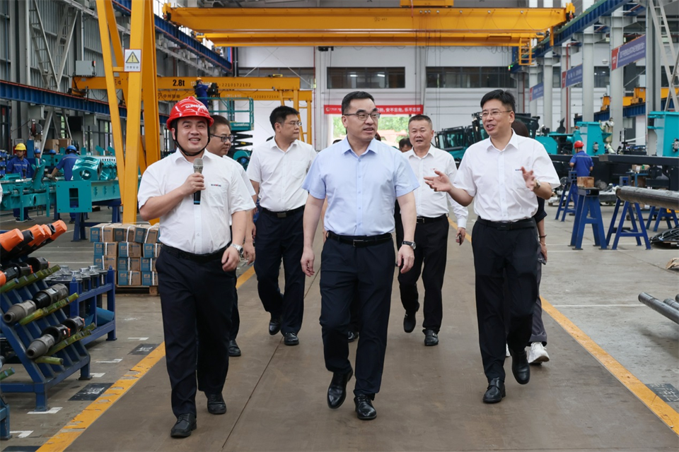 广州工控集团总经理王福铸调研Z6官网智能出产经营工作