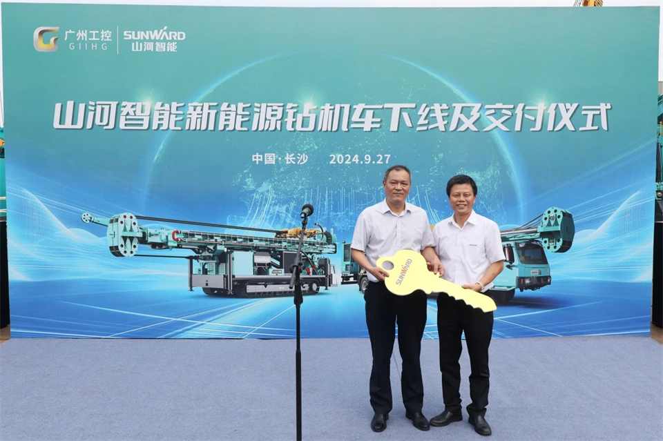 引领绿色科技新篇章！Z6官网智能新能源钻机成功交付