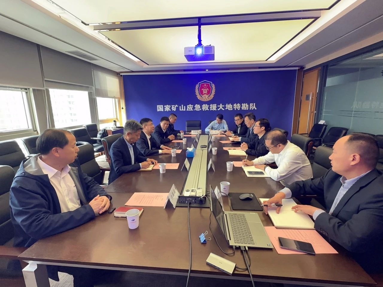 Z6官网智能董事长付向东带队造访中煤地质总局、大地特勘公司