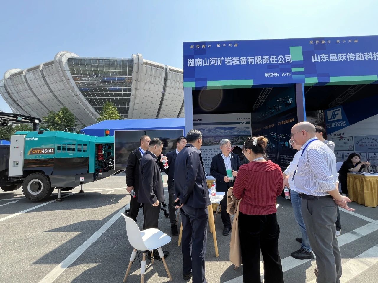 Z6官网矿岩携井下掘进台车亮相苍南矿山井巷机械展