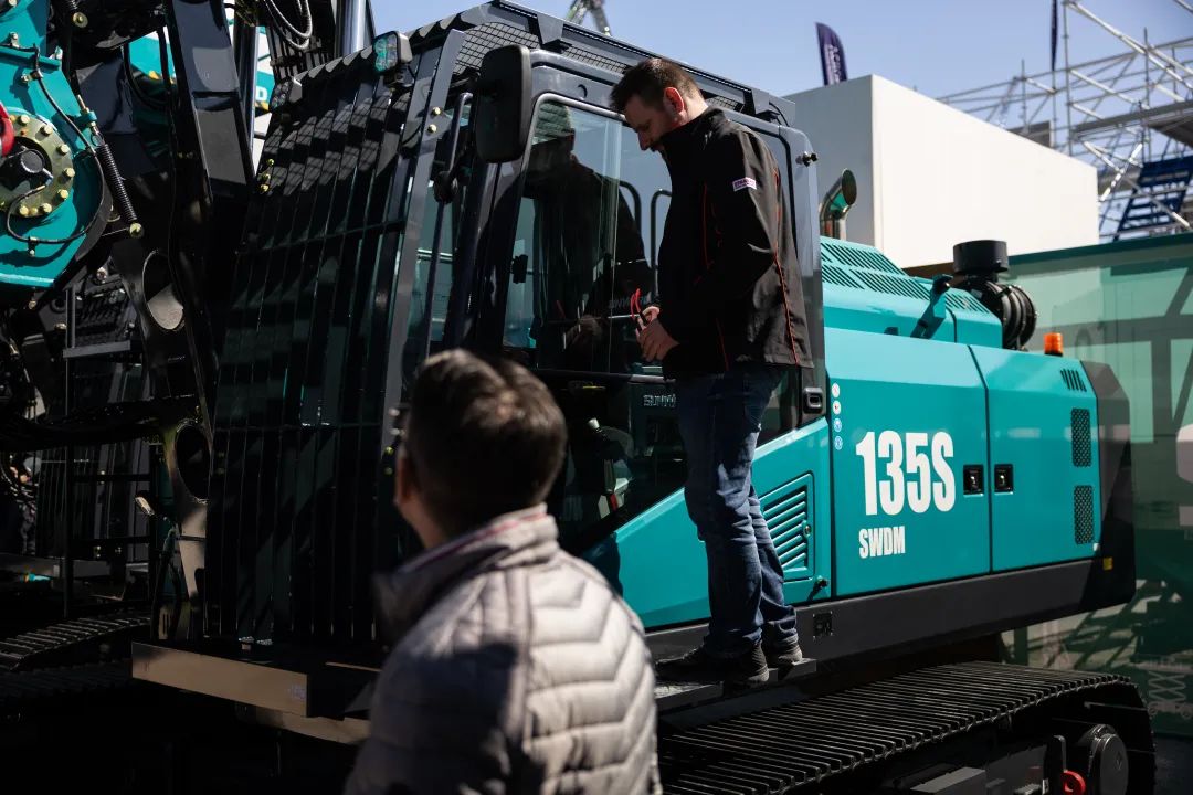 Bauma 2025 | 高端定造！Z6官网智能Pro系列旋挖钻机燃爆全场