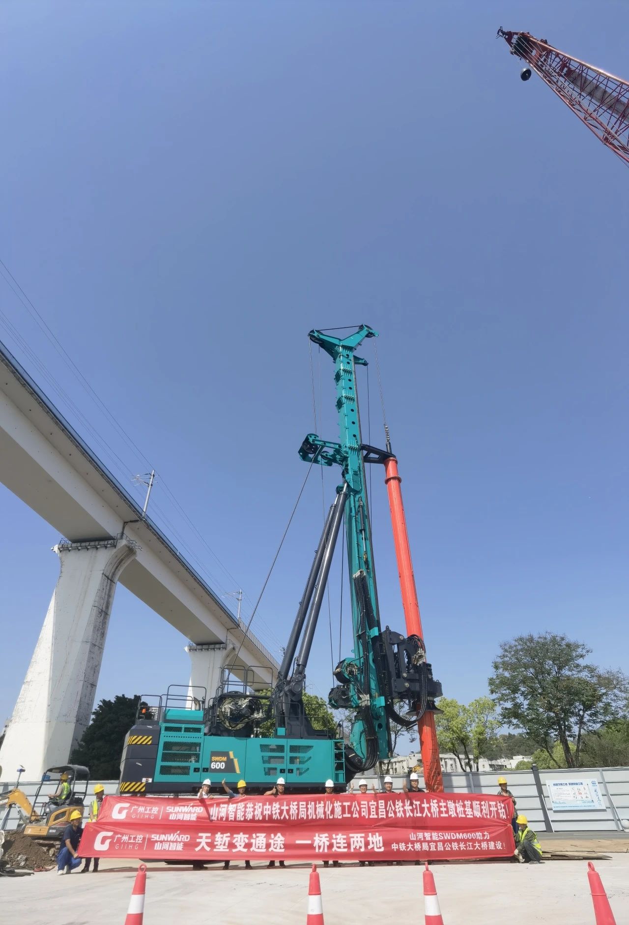 再战“世界级工程”！Z6官网智能旋挖钻机助力宜昌长江公铁大桥建设
