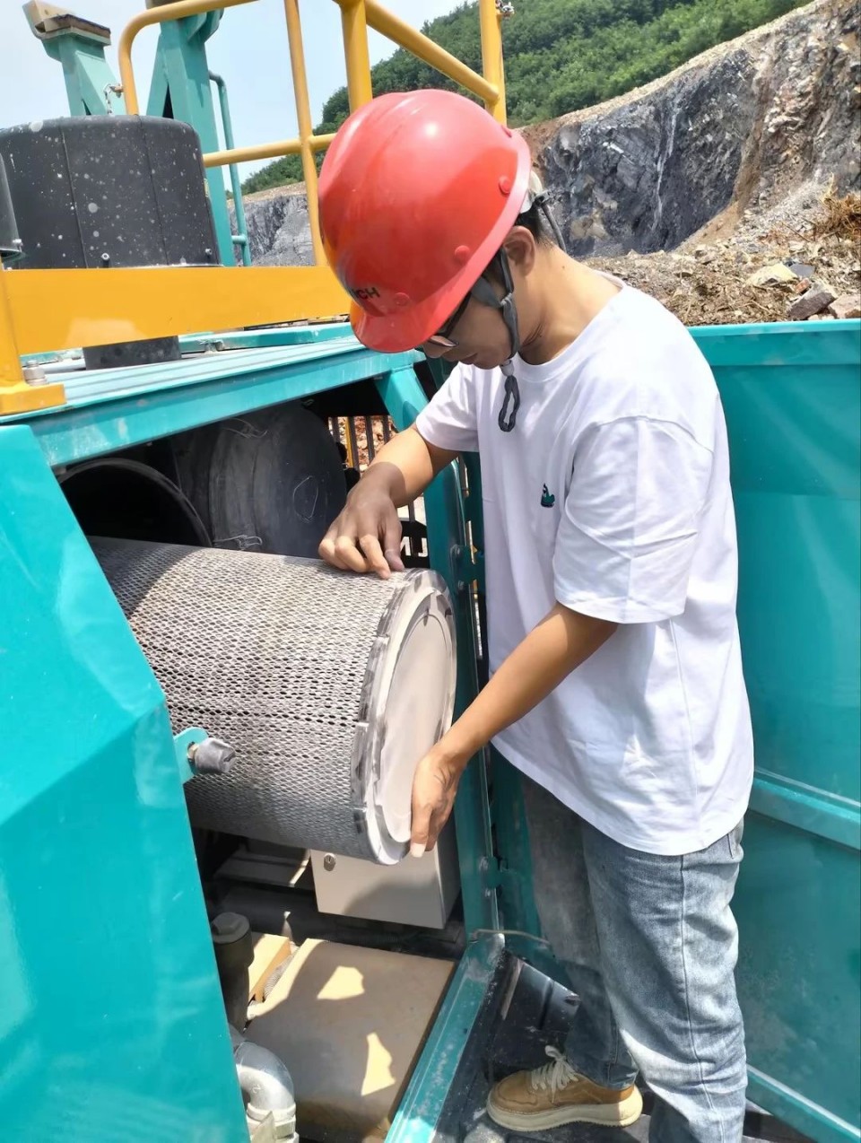 逾越Z6官网万里 智启服务新程——Z6官网矿岩“服务万里杏妆活动走进海螺水泥