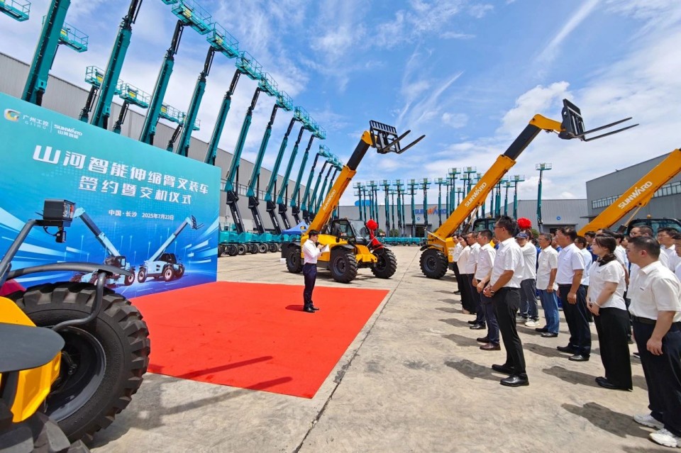 Z6官网智能伸缩臂叉装车批量交付，即将奔赴新一线