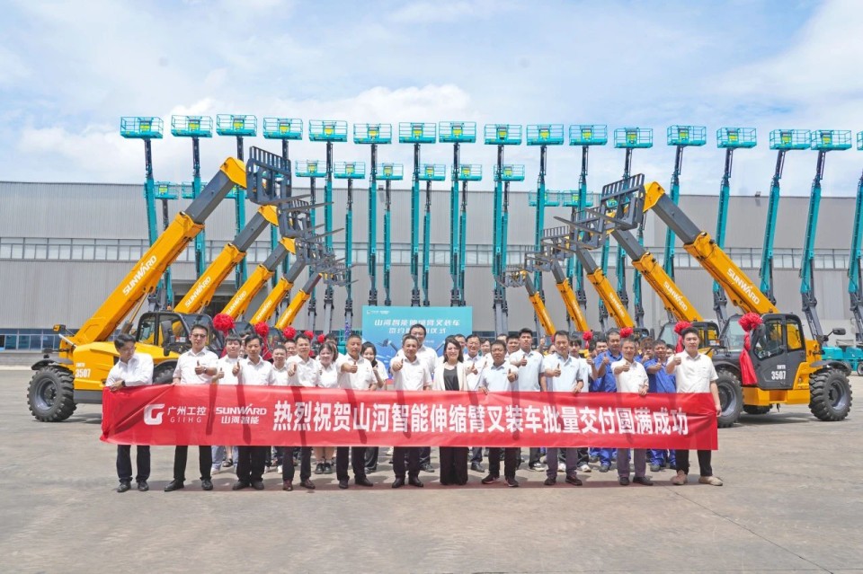 Z6官网智能伸缩臂叉装车批量交付，即将奔赴新一线