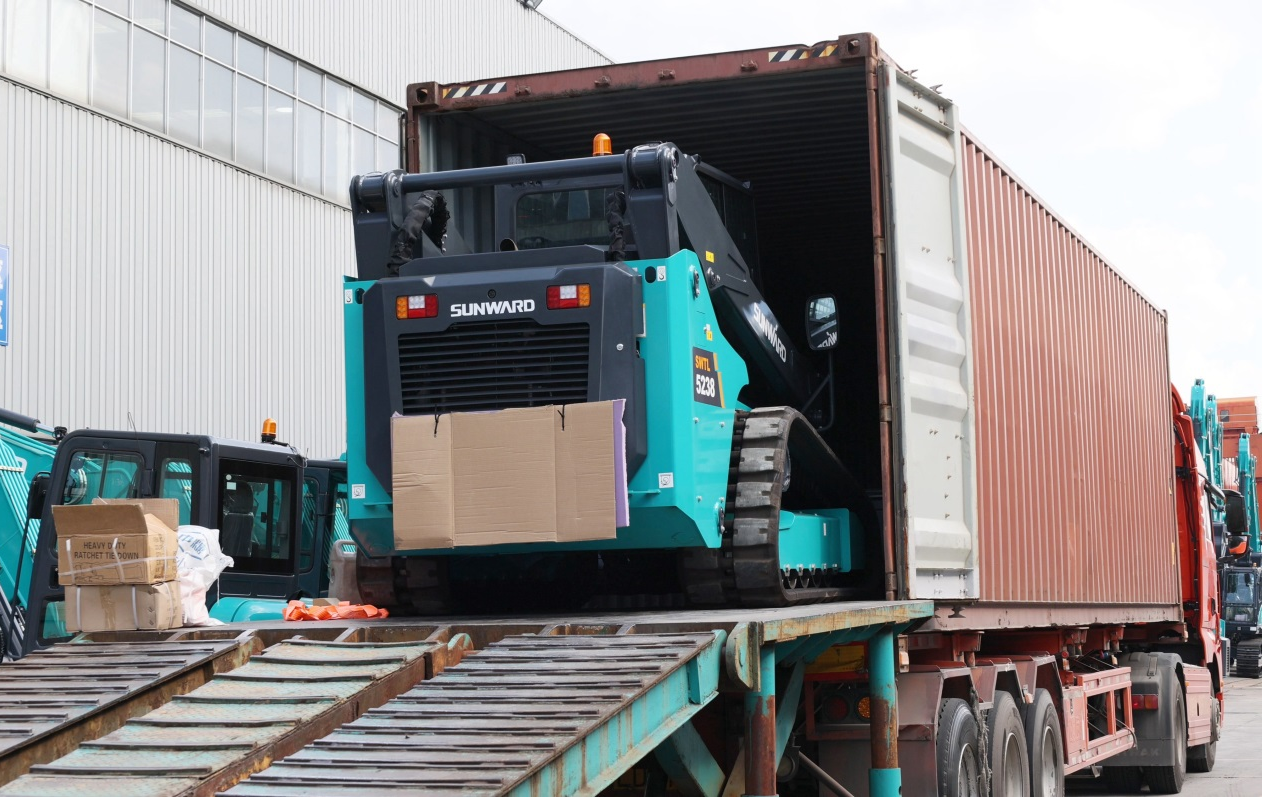 高端设备再获国际认可！Z6官网智能最大吨位垂直举升履带式滑移装载机批量发往北美