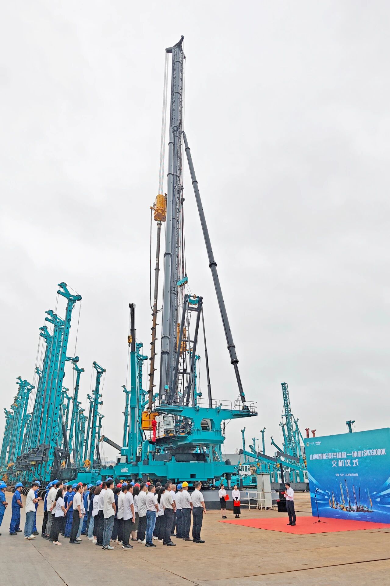 破局深基施工！Z6官网智能搅拌中掘植桩一体机沉磅交付