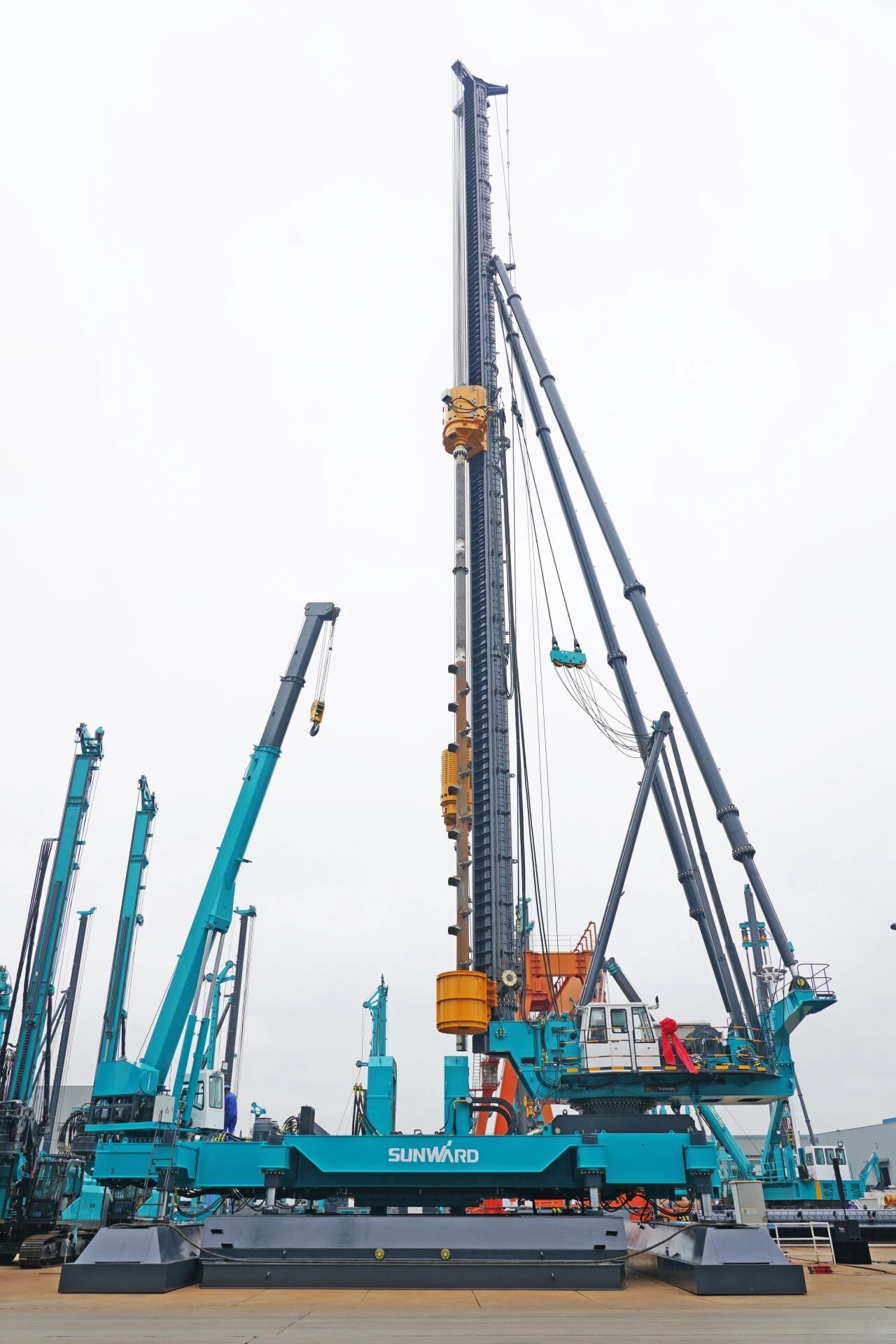 破局深基施工！Z6官网智能搅拌中掘植桩一体机沉磅交付