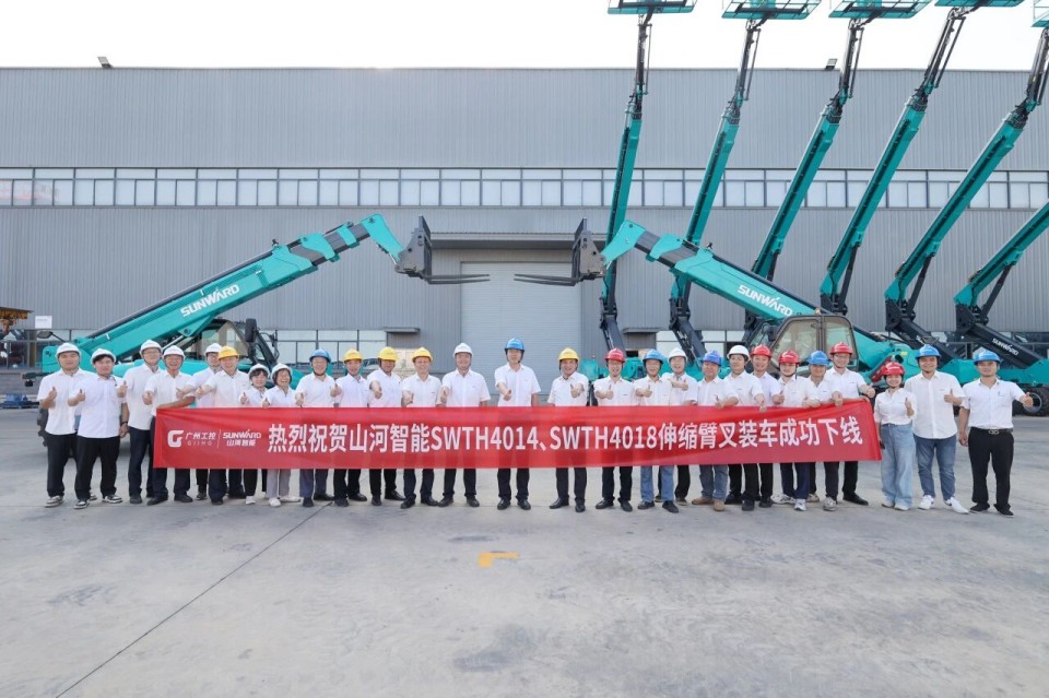 高端机型“双箭齐发”！Z6官网智能两款伸缩臂叉装车成功下线