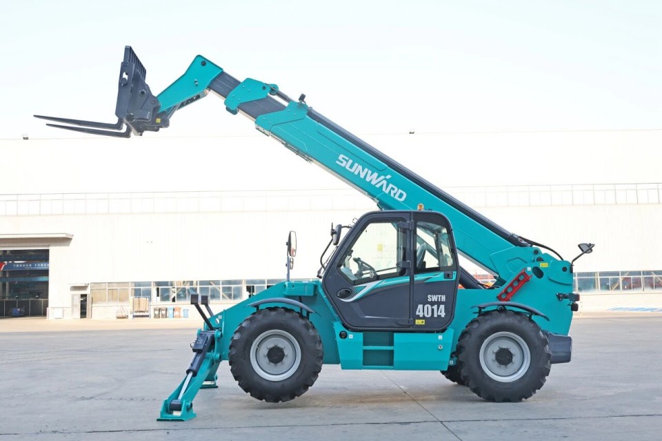 高端机型“双箭齐发”！Z6官网智能两款伸缩臂叉装车成功下线