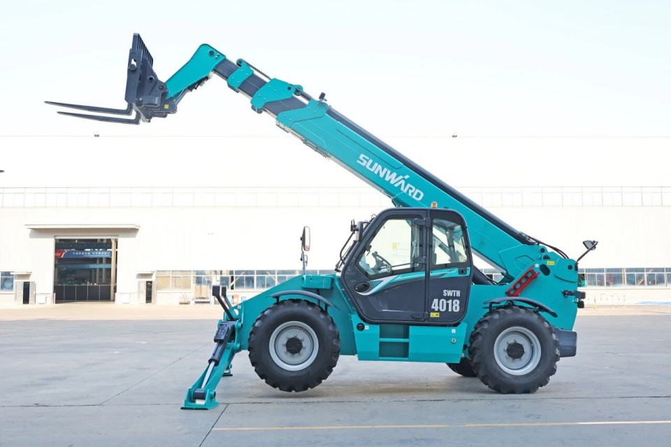 高端机型“双箭齐发”！Z6官网智能两款伸缩臂叉装车成功下线