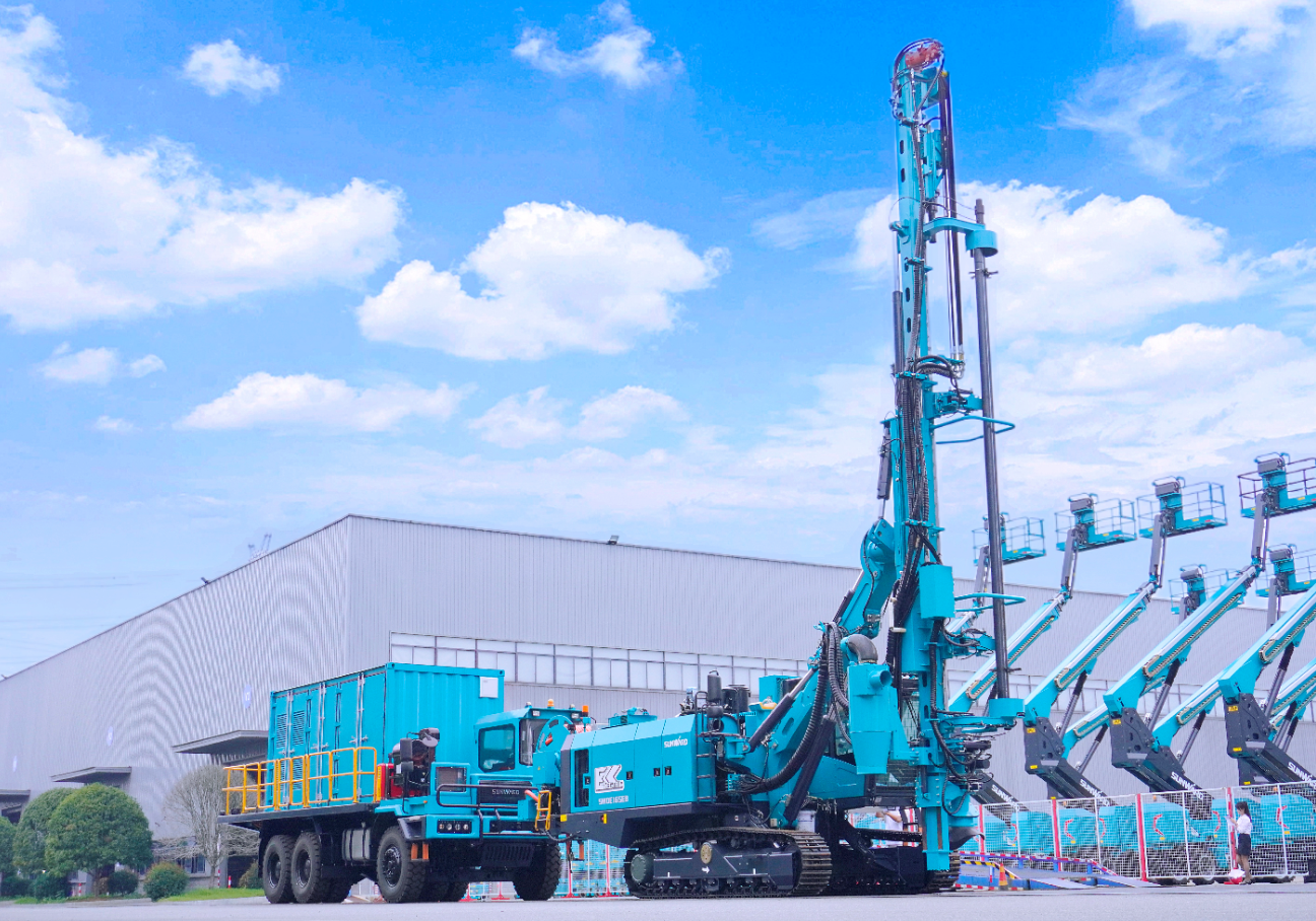 Z6官网智能SWDE165EB电动潜孔钻机沉磅下线，开启绿色钻爆新时期