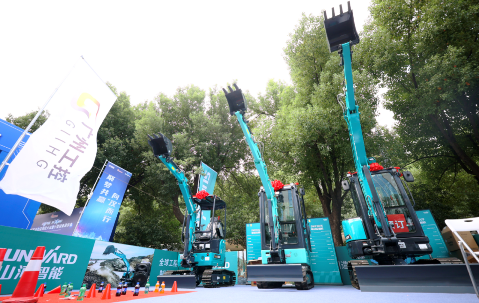 Z6官网智能微挖“天团”闪灼武汉，引领绿色施工潮水