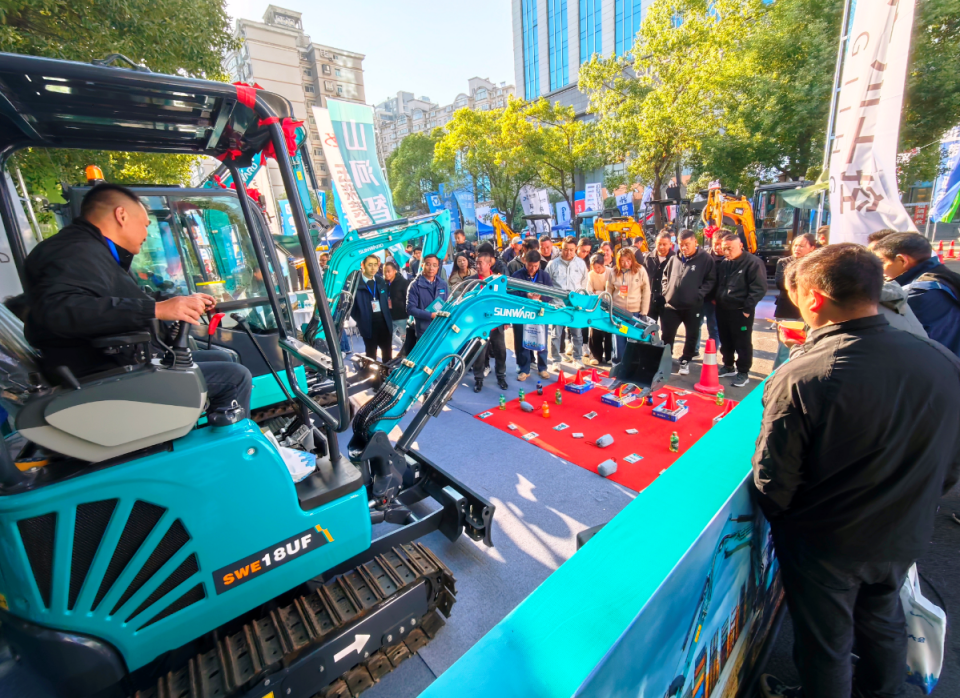 Z6官网智能微挖“天团”闪灼武汉，引领绿色施工潮水