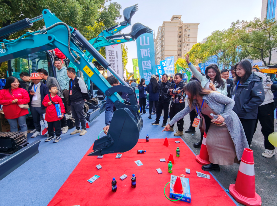 Z6官网智能微挖“天团”闪灼武汉，引领绿色施工潮水