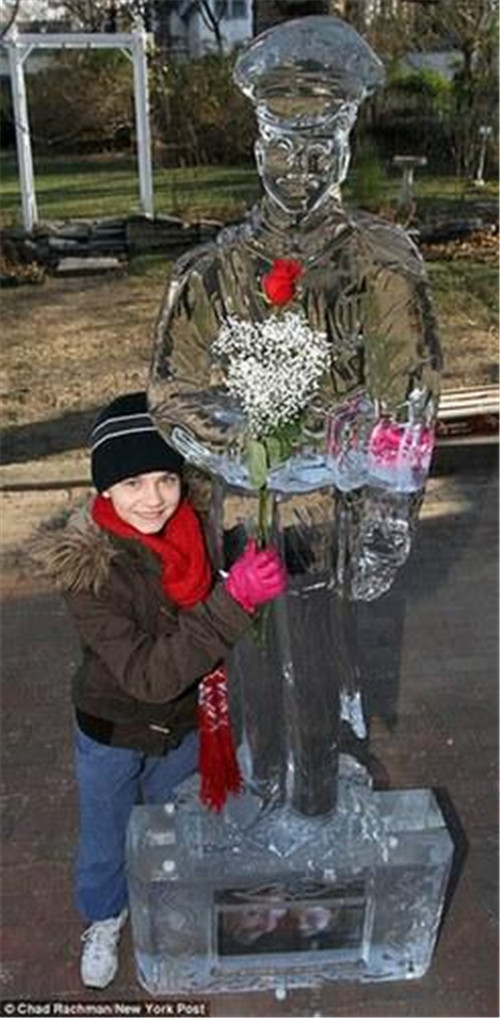 320名圣诞老人集体冲浪？八一八圣诞节奇闻趣事