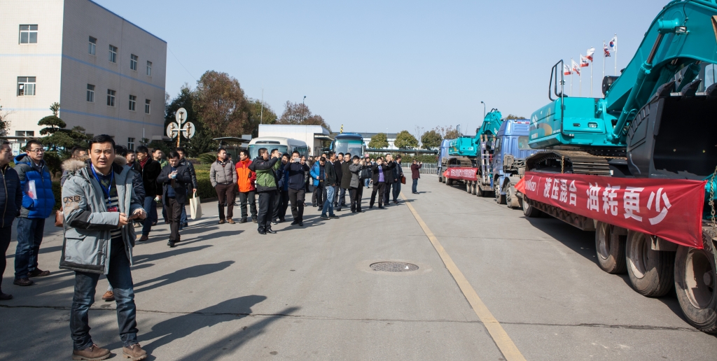 就这样被你驯服！Z6官网智能100台液压混合动力挖掘机挺进矿山