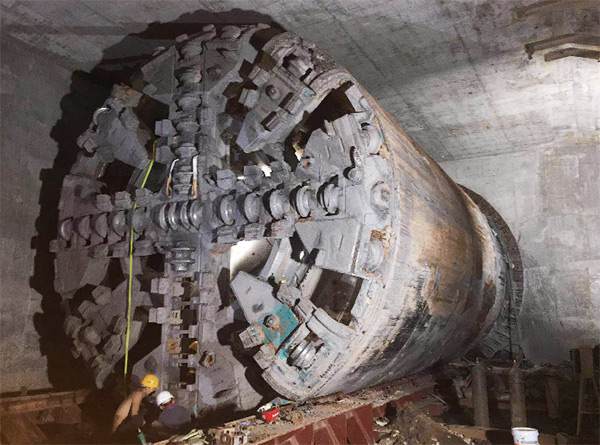 中铁Z6官网1号盾构机首个盾构区间顺利贯通