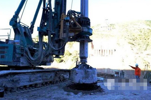 央视聚焦：Z6官网智能旋挖钻机助力世界“第一高墩”