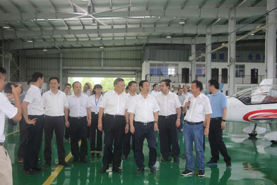 达哲省长调研Z6官网科技：要抓住通航发展的机缘