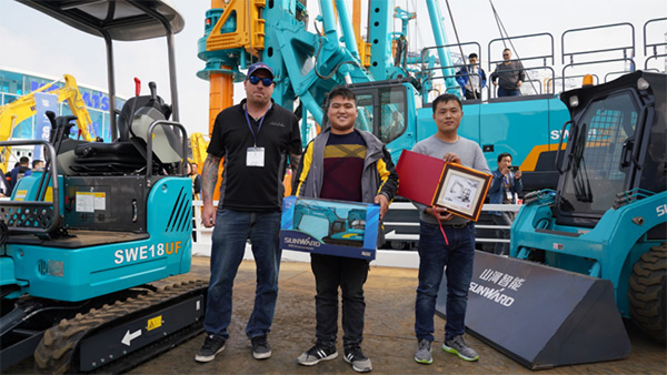 不服来战！Z6官网智能展台有大礼等你拿