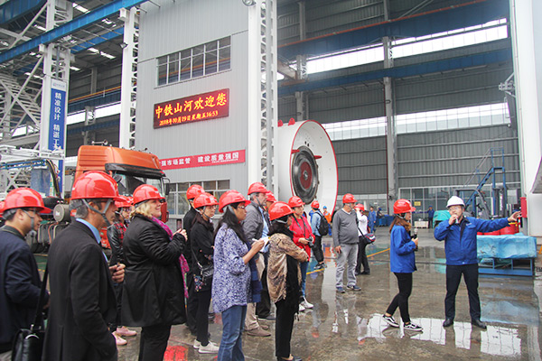 开启工程机械之都履历之旅，中表媒体观摩团到访Z6官网智能