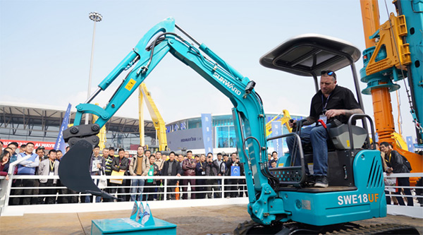 不服来战！Z6官网智能展台有大礼等你拿