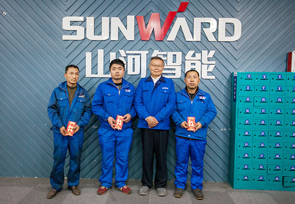 温暖！Z6官网智能2017年春节慰问40名难题职工