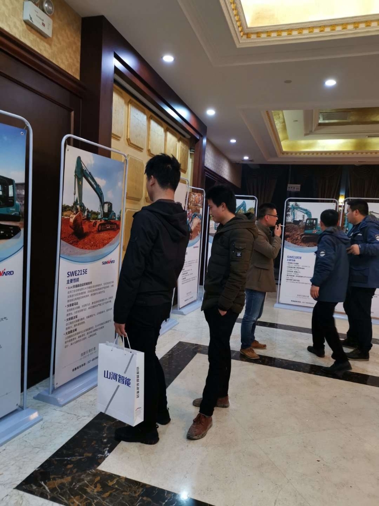 订货会场锦旗飘飘，客户称买挖机就买Z6官网智能