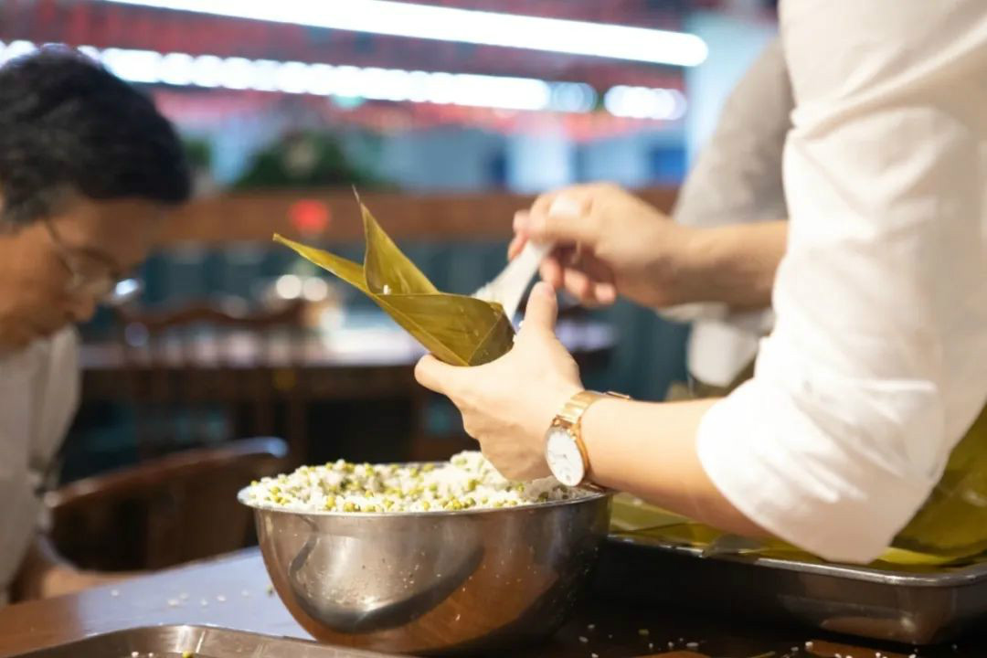 “爱国心，Z6官网情”Z6官网智能第四届包粽子角逐