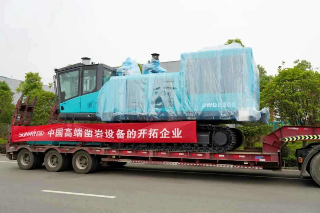 Z6官网智能大孔径凿岩设备批量出口中东
