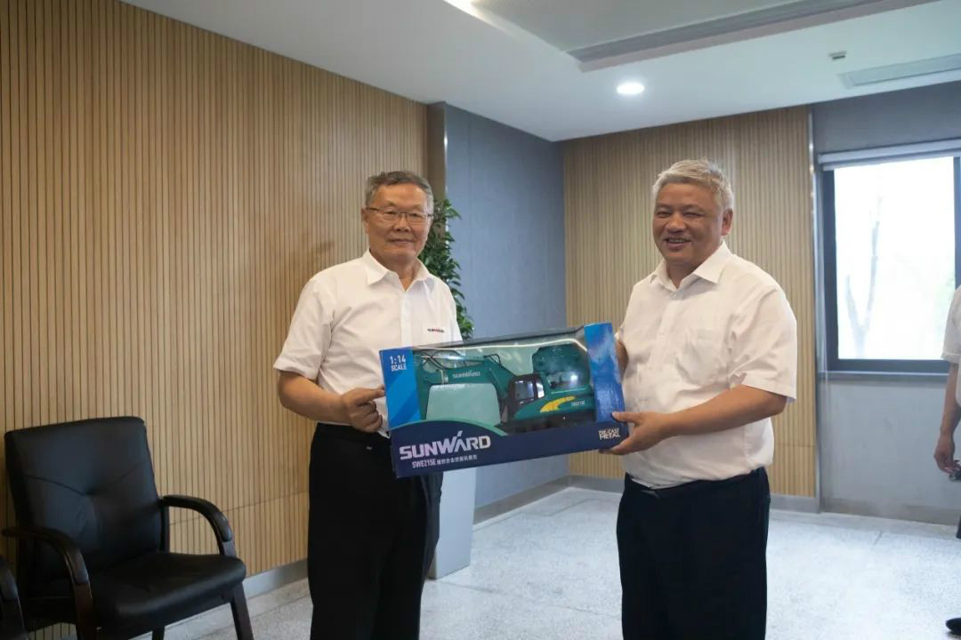 湖南黄金集团董事长黄启富一行调查Z6官网智能