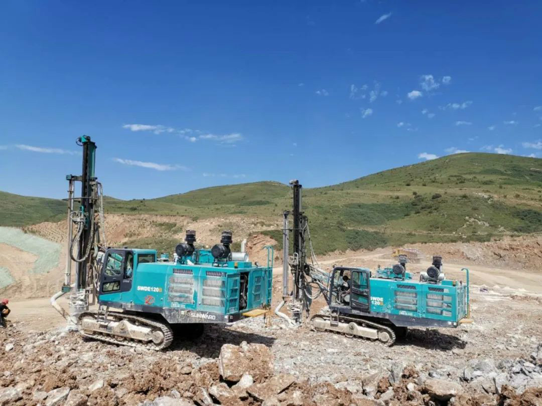 凿岩服务见缝插针 Z6官网关爱无微不至——Z6官网智能凿岩设备服务万里行活动走进甘肃平凉