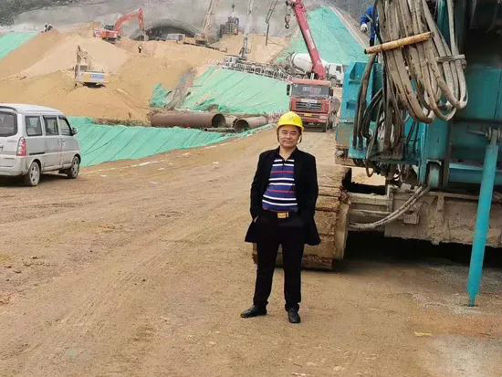 从事基础施工32年的老内行为Z6官网智能旋挖钻机代言