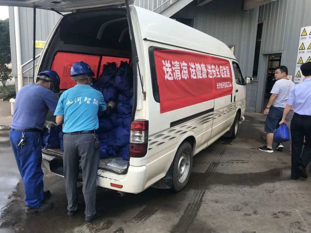 夏季炎炎送清冷，区总关切暖人心