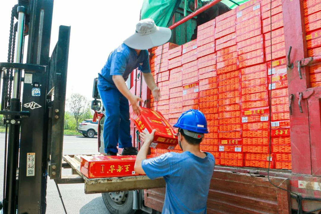 情系职工送清冷，殷切关切鼓劲头——Z6官网智能发展夏季送清冷活动