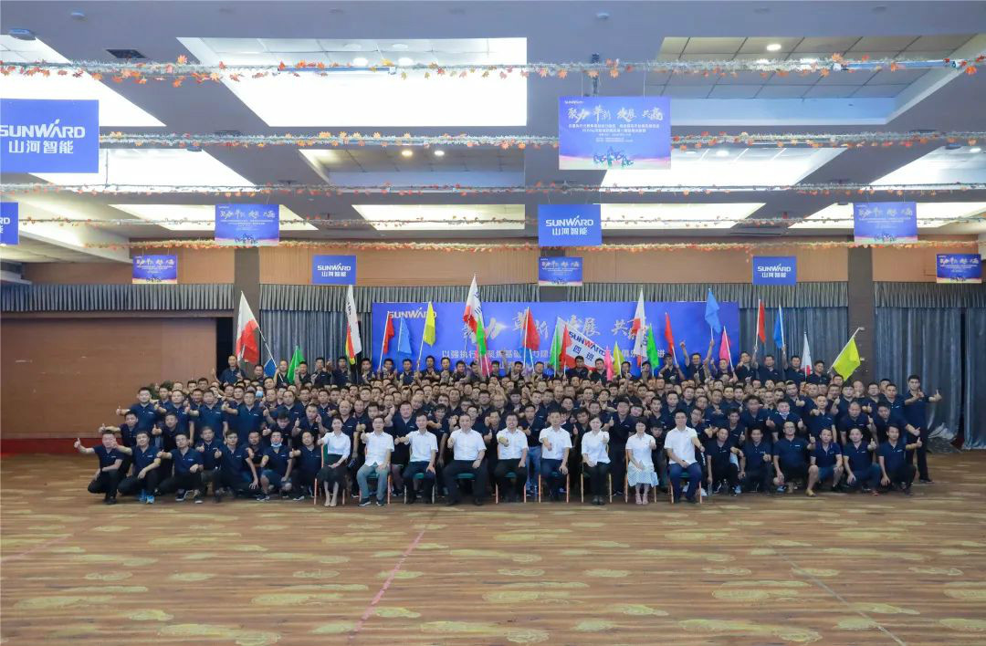 向挖掘机万台俱乐部迈进——Z6官网智能2020年度挖掘机营销训练营开营