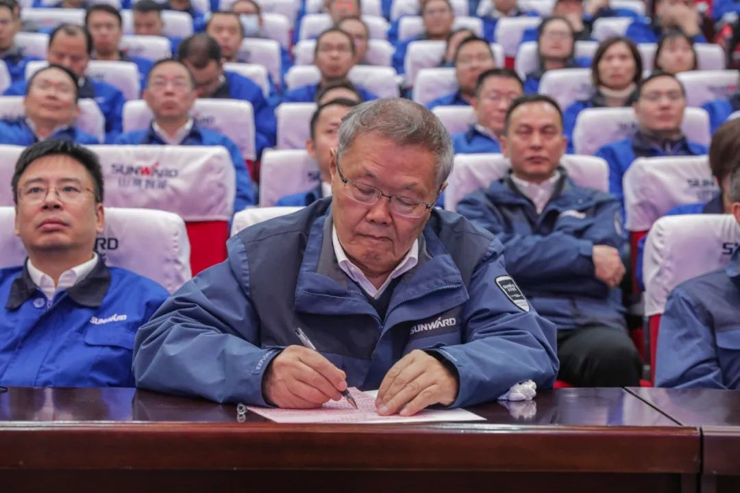 Z6官网智能召开全国劳动圭表郝鹏载誉归来分享会