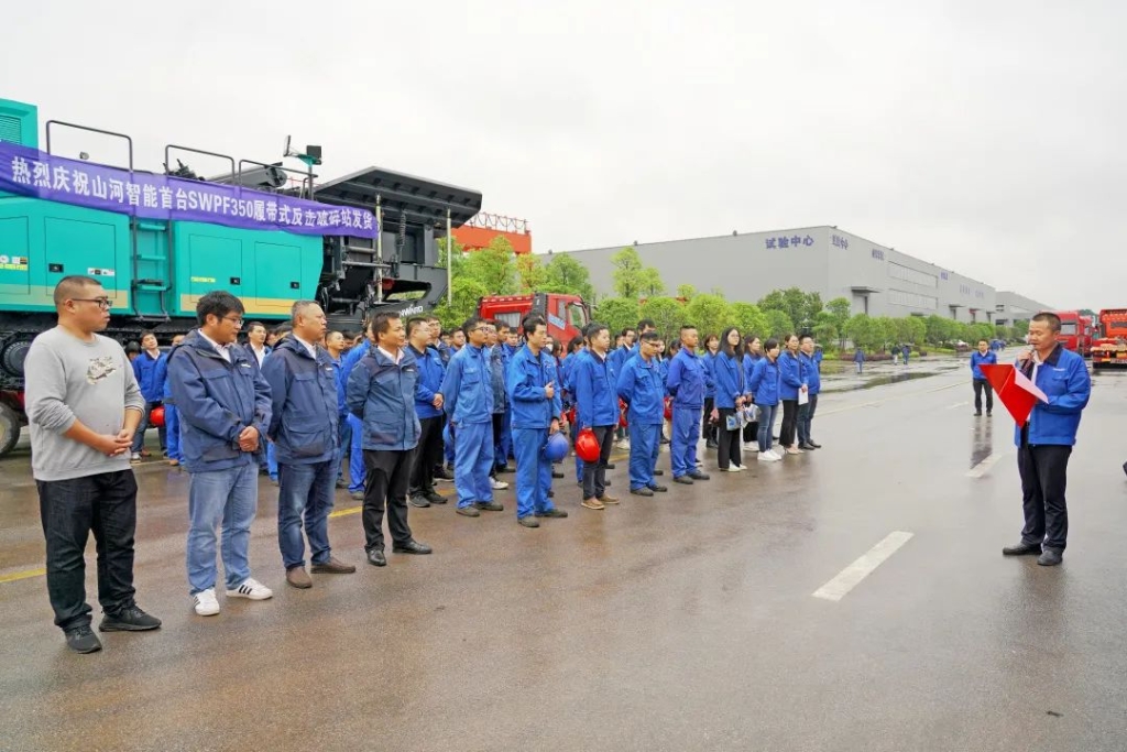 Z6官网智能首台履带式回击破碎站发货