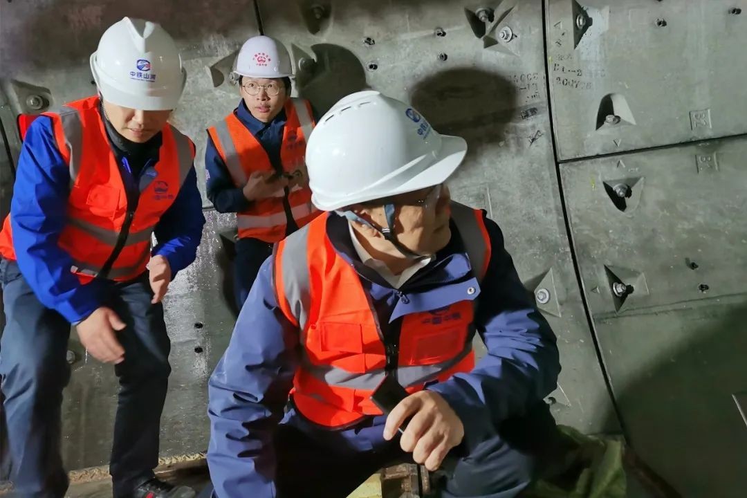 何清华亲临中铁Z6官网盾构施工项目领导工作